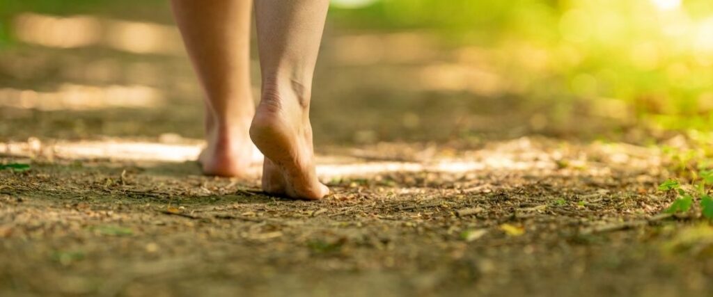 Pies descalzos sobre el suelo como ancla corporal para practicar atención plena